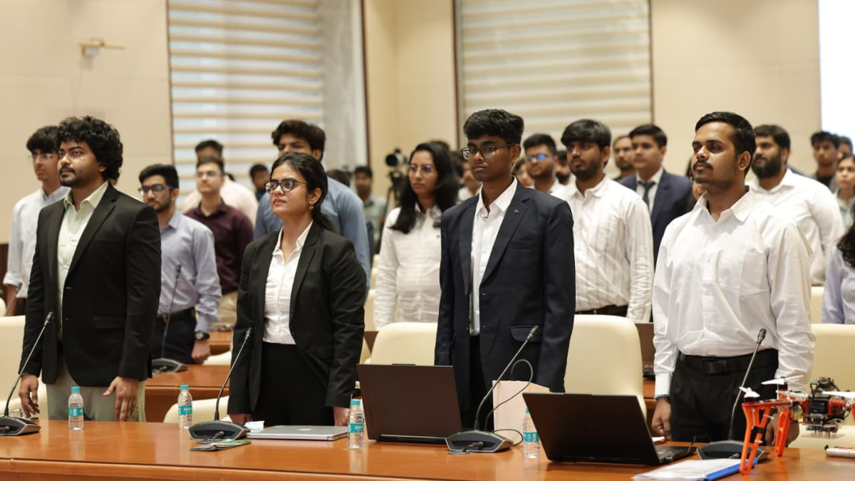 मुख्यमंत्री रेखा गुप्ता 'Delhi Next – Code, Create & Change' सिविक-टेक इनोवेशन प्रोग्राम का शुभारंभ करते हुए, युवाओं के तकनीकी नवाचार को सरकारी सिस्टम से जोड़ने की पहल।