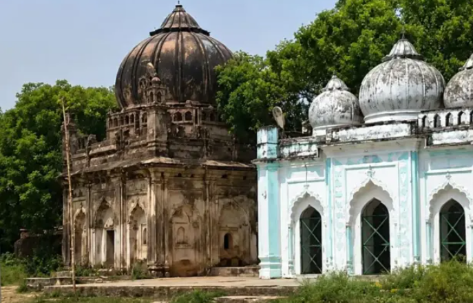 लखनऊ के कासमंडी क्षेत्र में विवादित किला, मस्जिद और कब्रिस्तान स्थल का सांकेतिक दृश्य।