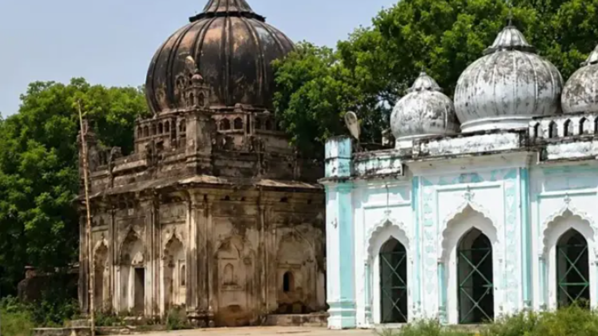 लखनऊ के कासमंडी क्षेत्र में विवादित किला, मस्जिद और कब्रिस्तान स्थल का सांकेतिक दृश्य।