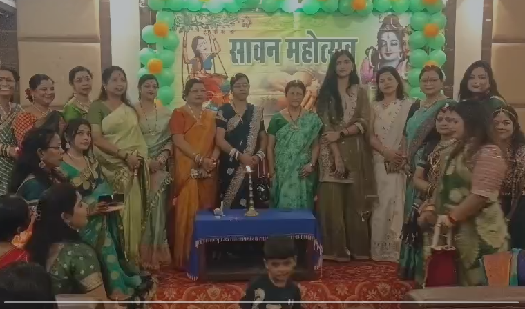 देवघर में बरनवाल महिला समिति के सावन महोत्सव में हरे-भगवा परिधानों में सजी महिलाएं रंगारंग कार्यक्रम प्रस्तुत करती हुईं।