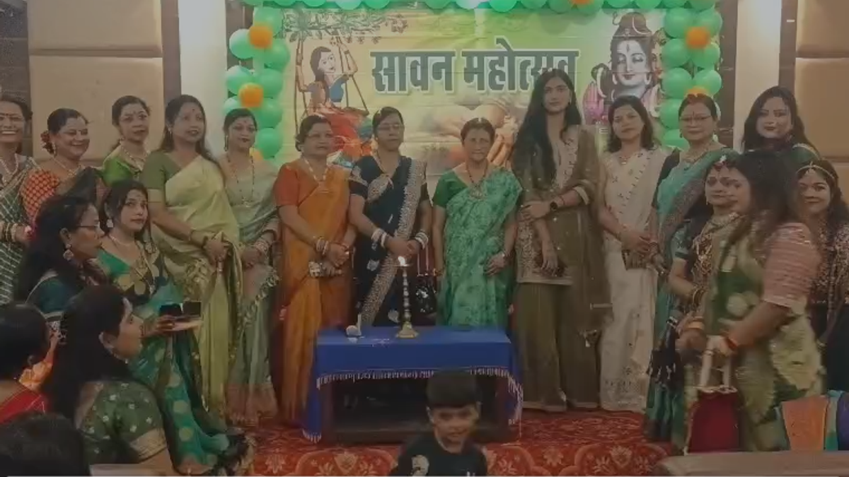 देवघर में बरनवाल महिला समिति के सावन महोत्सव में हरे-भगवा परिधानों में सजी महिलाएं रंगारंग कार्यक्रम प्रस्तुत करती हुईं।