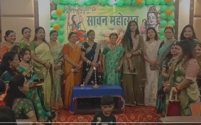 देवघर में बरनवाल महिला समिति के सावन महोत्सव में हरे-भगवा परिधानों में सजी महिलाएं रंगारंग कार्यक्रम प्रस्तुत करती हुईं।
