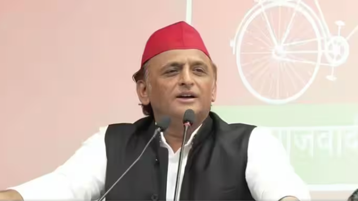 अखिलेश यादव गरीबों के लिए बिना कार्ड मुफ्त इलाज की घोषणा करते हुए