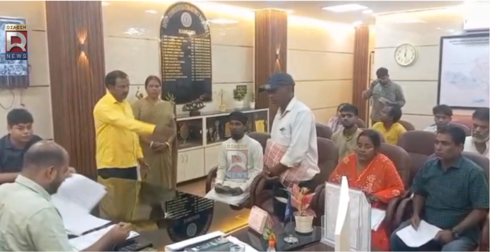 रामगढ़ जनता दरबार में जमीन की 30 साल पुरानी समस्या के समाधान के बाद प्रशासन के प्रति आभार जताते आवेदक।
