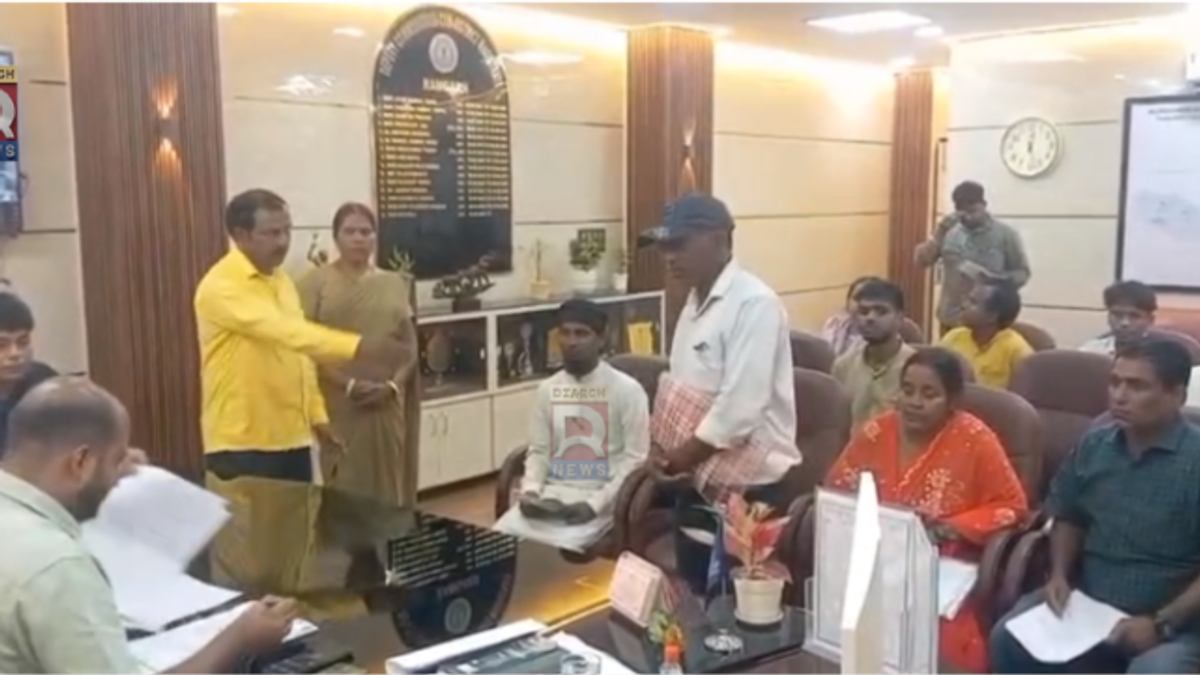 रामगढ़ जनता दरबार में जमीन की 30 साल पुरानी समस्या के समाधान के बाद प्रशासन के प्रति आभार जताते आवेदक।