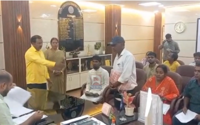 रामगढ़ जनता दरबार में जमीन की 30 साल पुरानी समस्या के समाधान के बाद प्रशासन के प्रति आभार जताते आवेदक।
