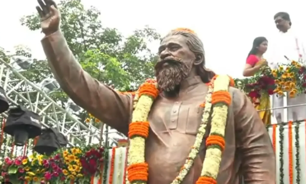 नेमरा में दिशोम गुरु शिबू सोरेन की पहली पुण्यतिथि पर श्रद्धांजलि देते लोग