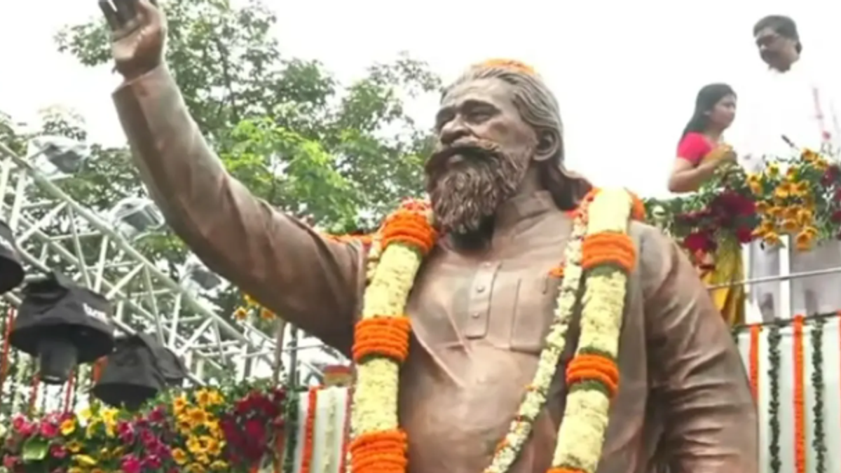 नेमरा में दिशोम गुरु शिबू सोरेन की पहली पुण्यतिथि पर श्रद्धांजलि देते लोग