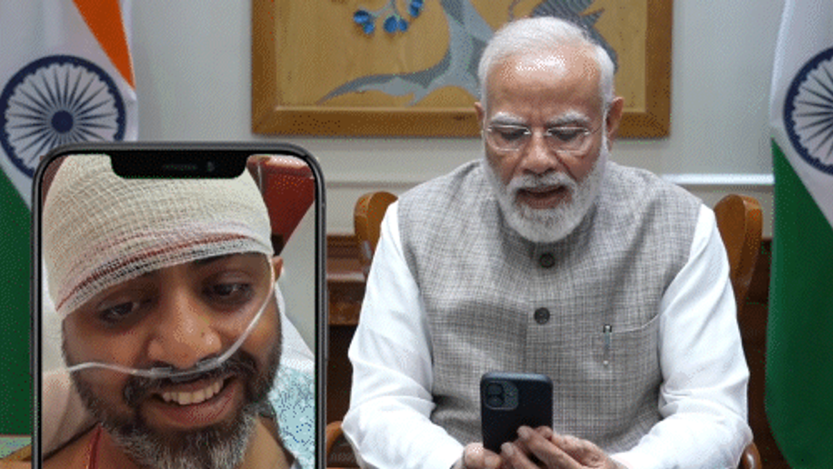 Captain Smit Moshar talking to PM Modi during video call