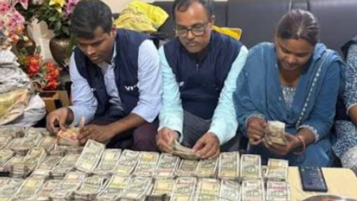 बिहार के गोपालगंज की ADM राजेश्वरी पांडेय के खिलाफ आय से अधिक संपत्ति मामले में SVU की छापेमारी से जुड़ी खबर।