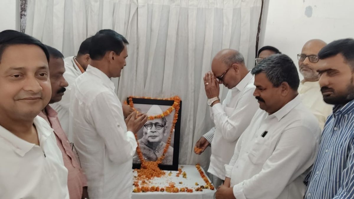पटना सदाकत आश्रम में आयोजित कार्यक्रम में कांग्रेस नेताओं द्वारा बिहार विभूति डॉ. अनुग्रह नारायण सिंह को श्रद्धांजलि अर्पित करते हुए दृश्य, राजेश राम सहित अन्य नेता उपस्थित