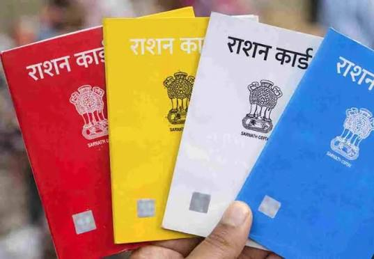 बिहार में नए राशन कार्ड के लिए आवेदन करते लाभार्थी और दस्तावेजों की जांच करते अधिकारी।