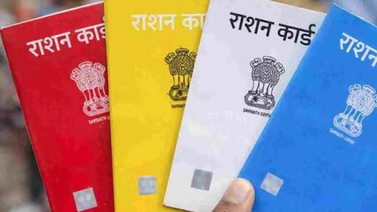 बिहार में नए राशन कार्ड के लिए आवेदन करते लाभार्थी और दस्तावेजों की जांच करते अधिकारी।