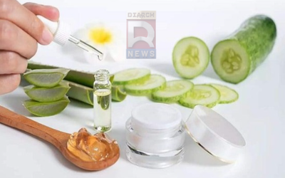 एलोवेरा, खीरे और गुलाब जल से बने होममेड अंडर आई जेल का इस्तेमाल करती महिला।