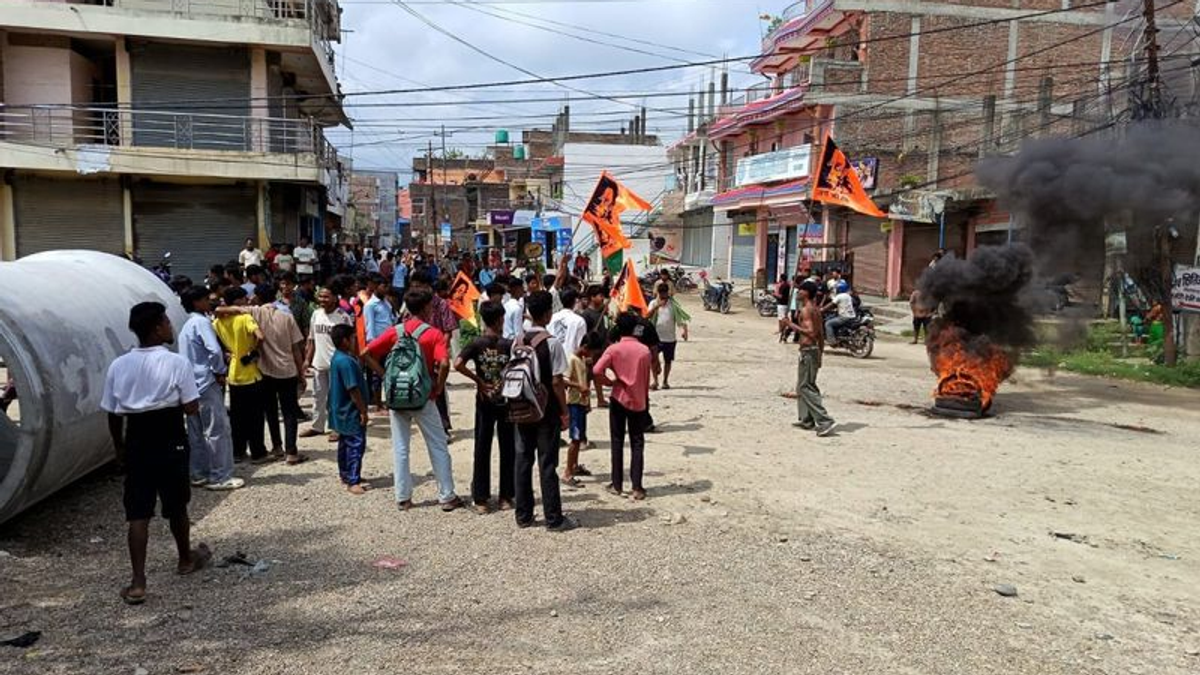नेपाल के मधेस क्षेत्र में सुरक्षा बल गश्त करते हुए, सांप्रदायिक तनाव के बाद बढ़ी सुरक्षा व्यवस्था।