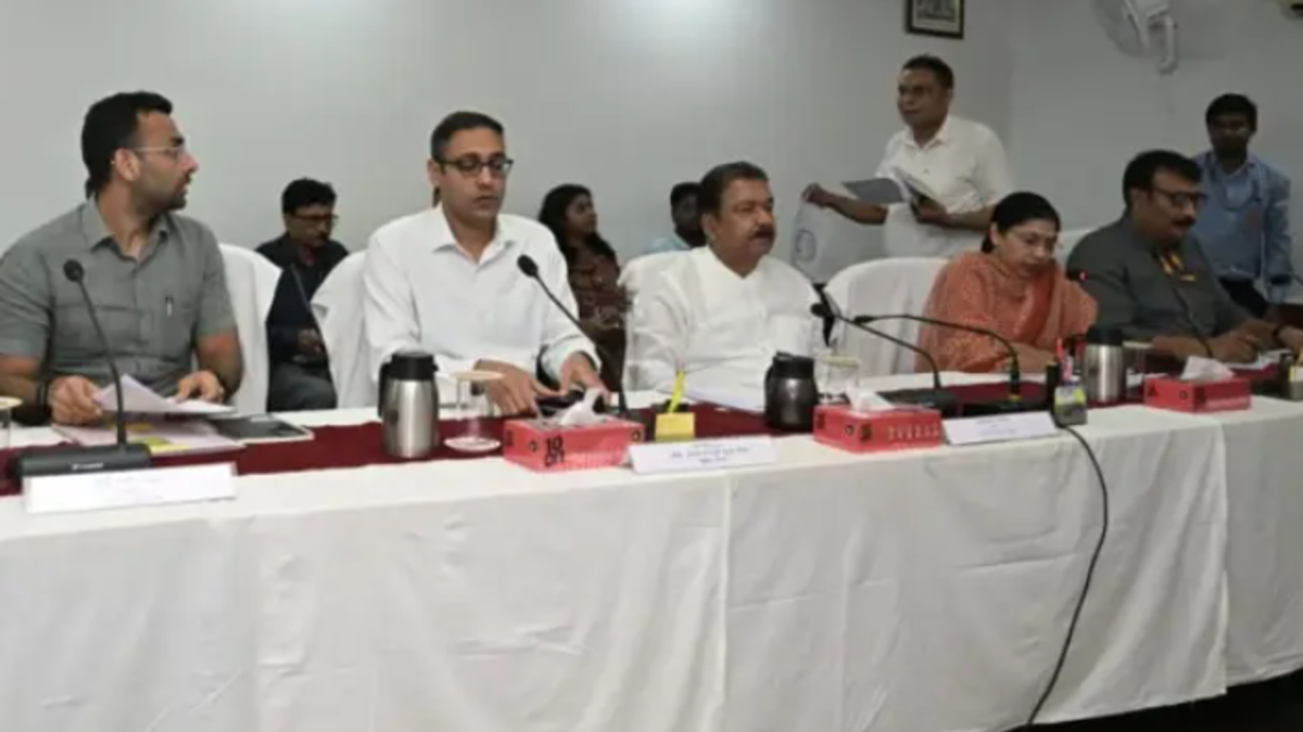 पटना में राजस्व कार्यों की समीक्षा बैठक के दौरान अधिकारियों को संबोधित करते राजस्व एवं भूमि सुधार मंत्री डॉ. दिलीप कुमार जायसवाल।