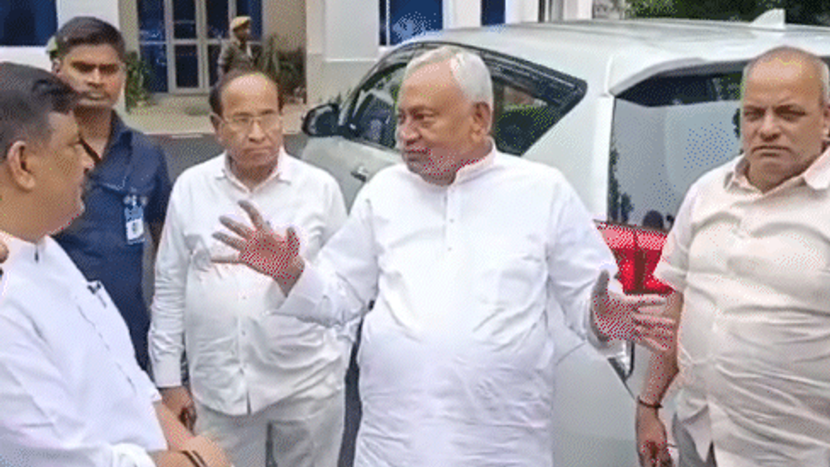 संजय झा के आवास पर पूर्व मुख्यमंत्री नीतीश कुमार की मुलाकात और कार्यकर्ताओं की मौजूदगी