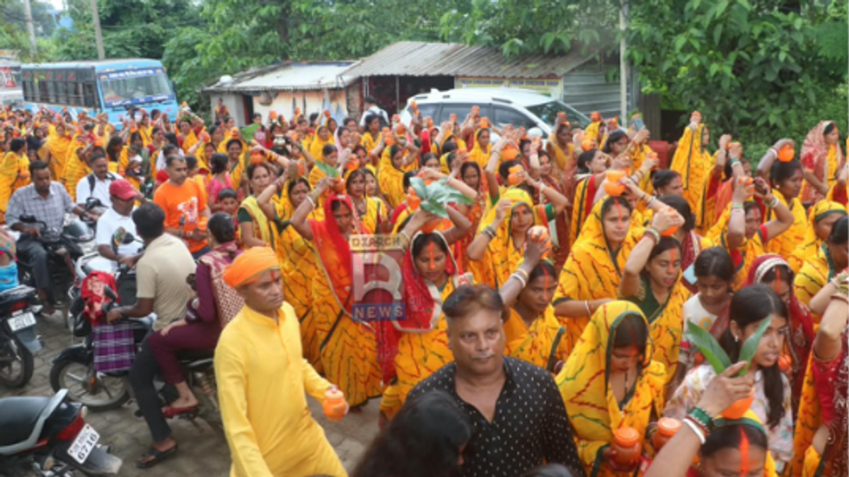 नामोटोला में सावन के अंतिम सोमवार पर जलाभिषेक यात्रा में शामिल श्रद्धालु