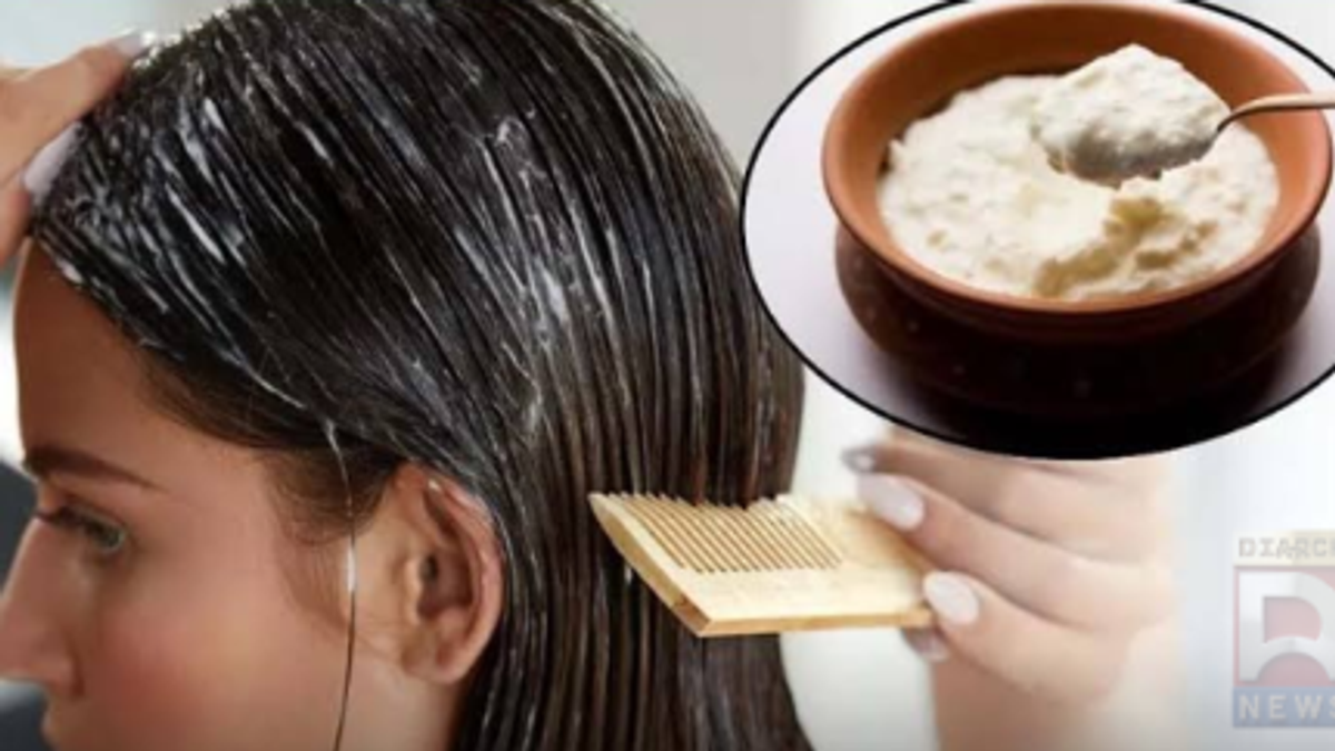 दही और घरेलू सामग्री से हेयर मास्क तैयार करती महिला
