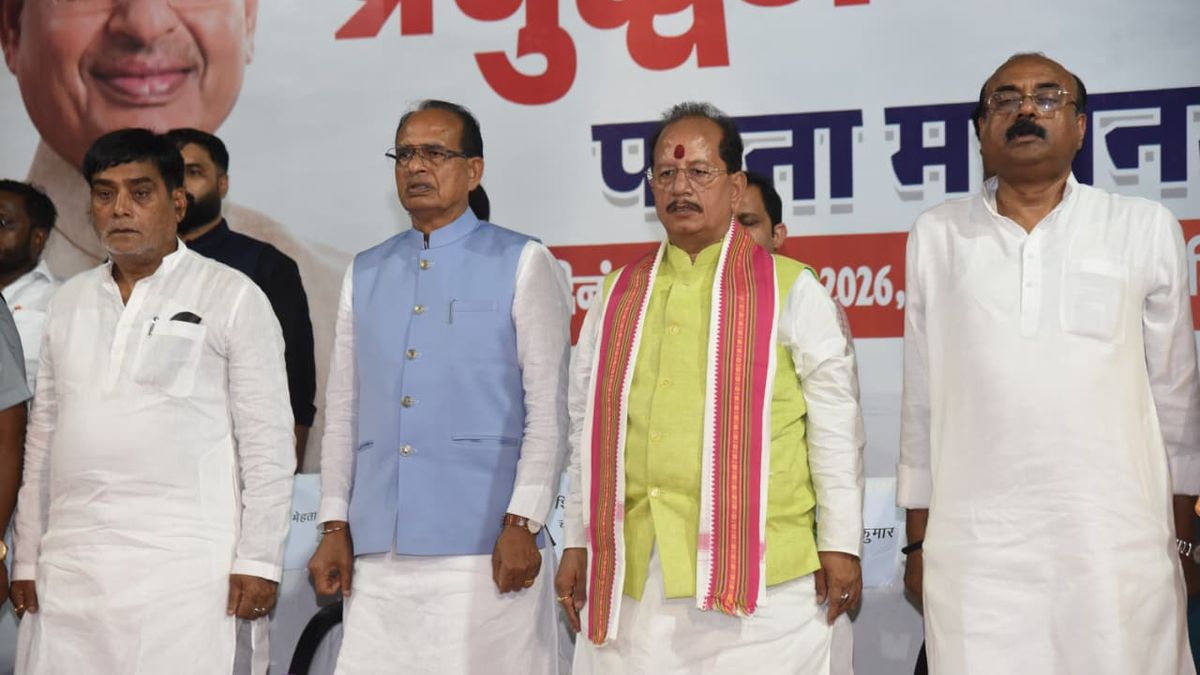 पटना में आयोजित प्रबुद्ध सम्मेलन में केंद्रीय मंत्री शिवराज सिंह चौहान मंच से संबोधन देते हुए