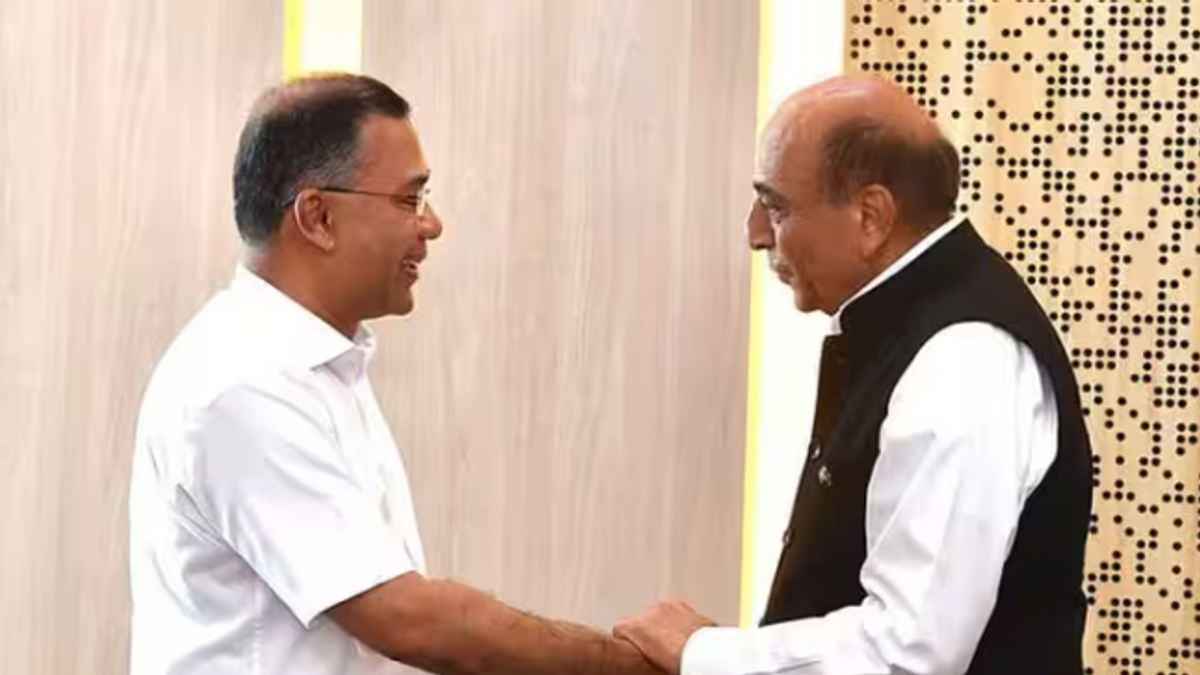 भारतीय उच्चायुक्त दिनेश त्रिवेदी बांग्लादेश के प्रधानमंत्री तारिक रहमान के संभावित भारत दौरे पर बयान देते हुए