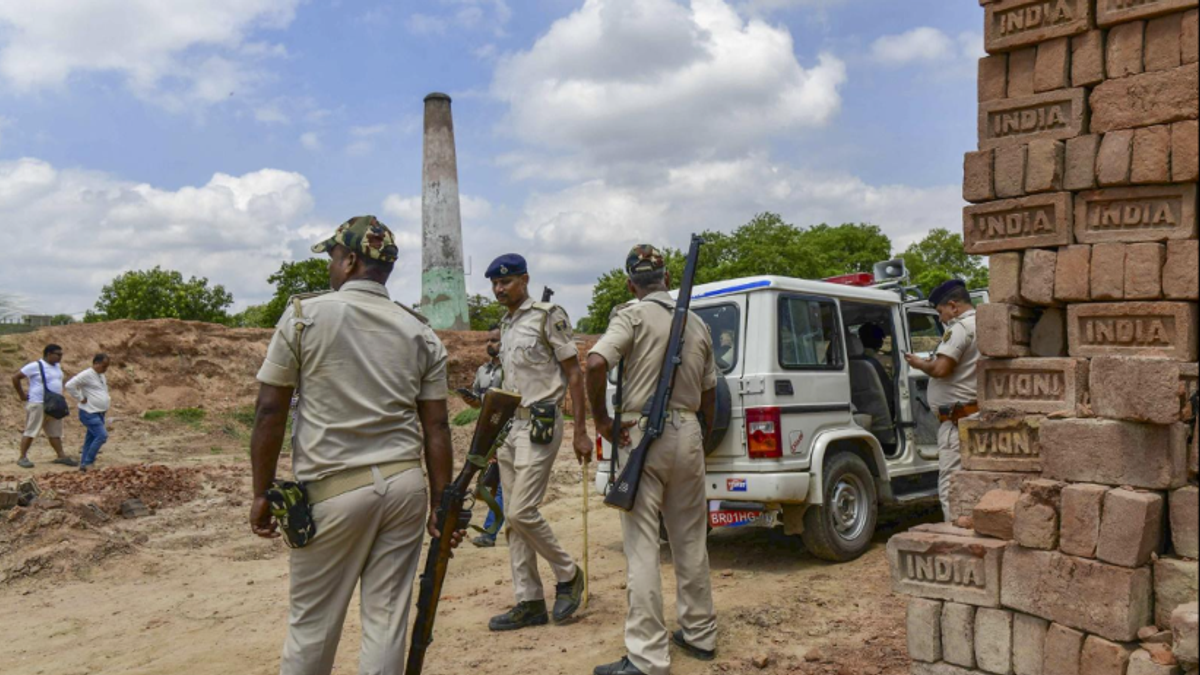 बागपत के ईंट भट्ठे पर नाबालिग के जहरीला पदार्थ निगलने के मामले में पुलिस जांच का प्रतीकात्मक दृश्य।