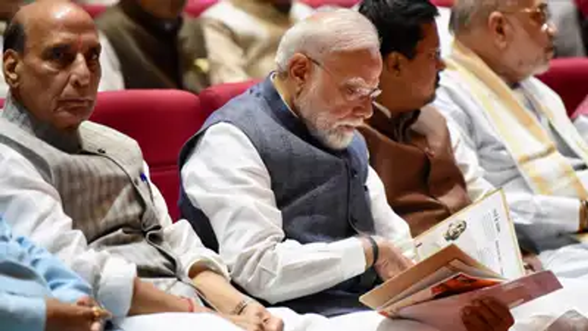 एनडीए सांसदों की बैठक में NEET पेपर लीक मामले पर छात्रों के भविष्य को लेकर संबोधित करते प्रधानमंत्री नरेंद्र मोदी।