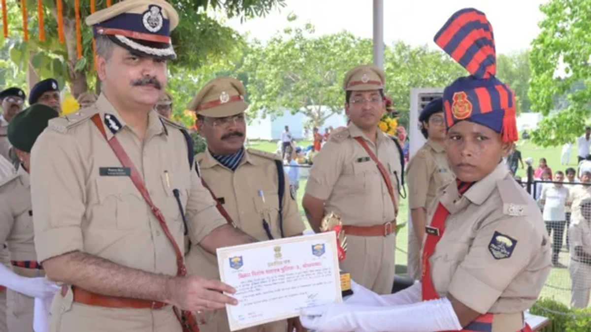 बोधगया में बिहार विशेष सशस्त्र पुलिस-3 परिसर में पासिंग आउट परेड के दौरान मार्च करती 1084 महिला प्रशिक्षु सिपाहियां।