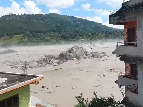 नेपाल में तिब्बत लैंडस्लाइड के बाद आई विनाशकारी बाढ़ का दृश्य, 178 मौतें और 1500 लोग लापता
