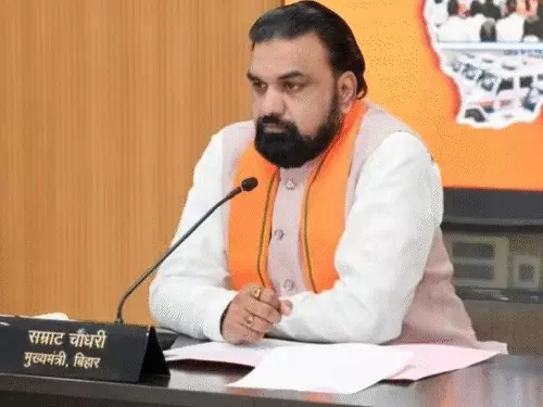 बिहार में संविदा कर्मियों के लंबित मानदेय, कर्मचारियों के वेतन-पेंशन और एरियर भुगतान से जुड़ी प्रतीकात्मक तस्वीर