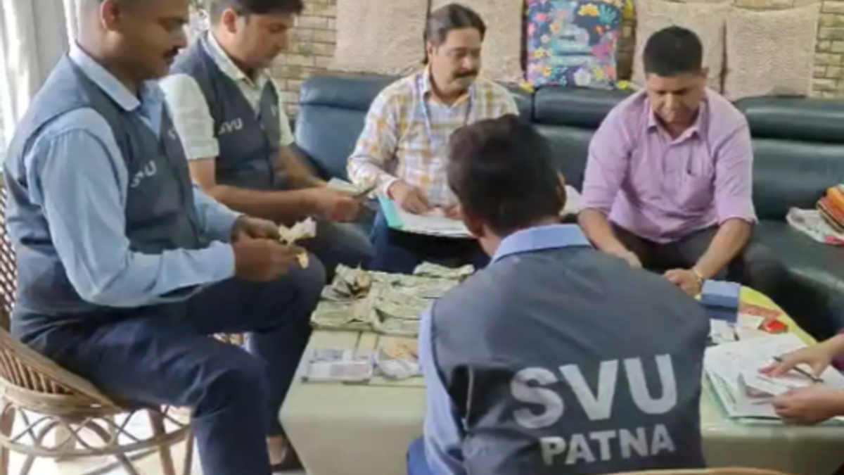 एग्जीक्यूटिव इंजीनियर के ठिकाने पर SVU की छापेमारी के दौरान दस्तावेजों की जांच करती टीम