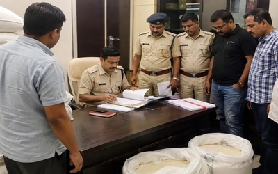 पटना के मौर्या कॉम्प्लेक्स में 3 करोड़ रुपये की चीनी आपूर्ति से जुड़े कथित धोखाधड़ी मामले की जांच करती कर्नाटक और पटना पुलिस।