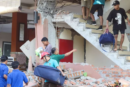 इंडोनेशिया के फ्लोरेस क्षेत्र में 5.9 तीव्रता के भूकंप के बाद धरती कांपने की घटना