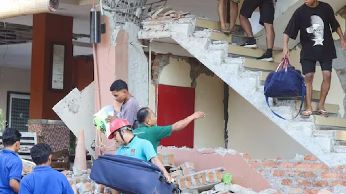 इंडोनेशिया के फ्लोरेस क्षेत्र में 5.9 तीव्रता के भूकंप के बाद धरती कांपने की घटना