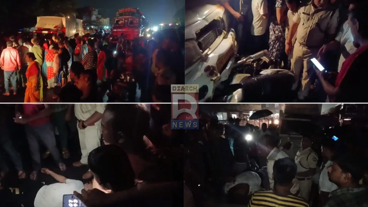 बालीडीह एनएच-23 पर पिकअप वैन की चपेट में आने के बाद सड़क किनारे क्षतिग्रस्त बाइक और पुलिस जांच का दृश्य।