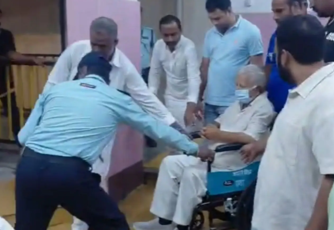 IGIMS में स्वास्थ्य जांच के बाद दिल्ली AIIMS में इलाज के लिए रवाना होने की तैयारी करते लालू प्रसाद यादव।