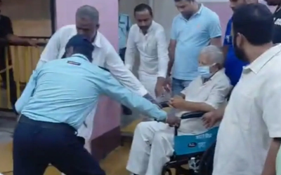 IGIMS में स्वास्थ्य जांच के बाद दिल्ली AIIMS में इलाज के लिए रवाना होने की तैयारी करते लालू प्रसाद यादव।