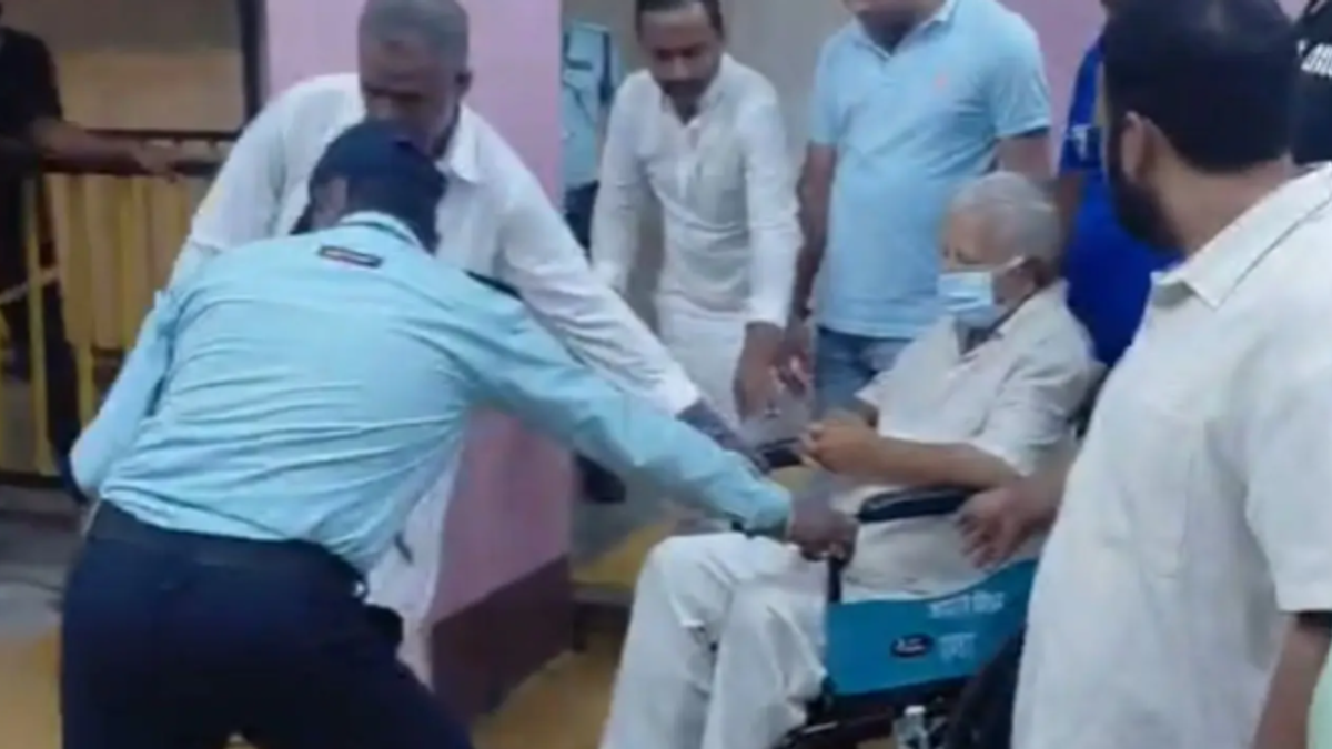 IGIMS में स्वास्थ्य जांच के बाद दिल्ली AIIMS में इलाज के लिए रवाना होने की तैयारी करते लालू प्रसाद यादव।