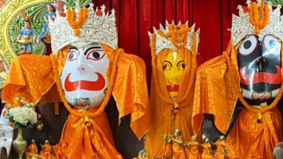 रांची के रथ यात्रा मंदिर में नेत्रदान महोत्सव के दौरान विशेष श्रृंगार के बाद भगवान के दर्शन करते श्रद्धालु।