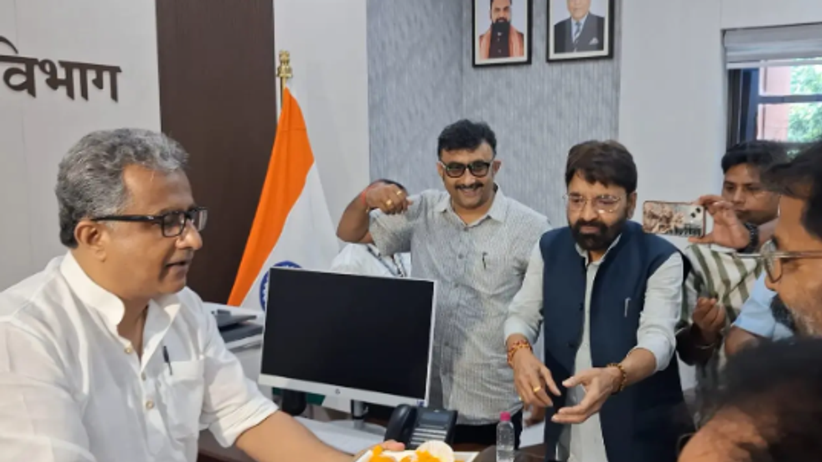 पटना में हड़ताल समाप्त होने के बाद मंत्री और सफाईकर्मियों के प्रतिनिधि समझौते के दौरान।