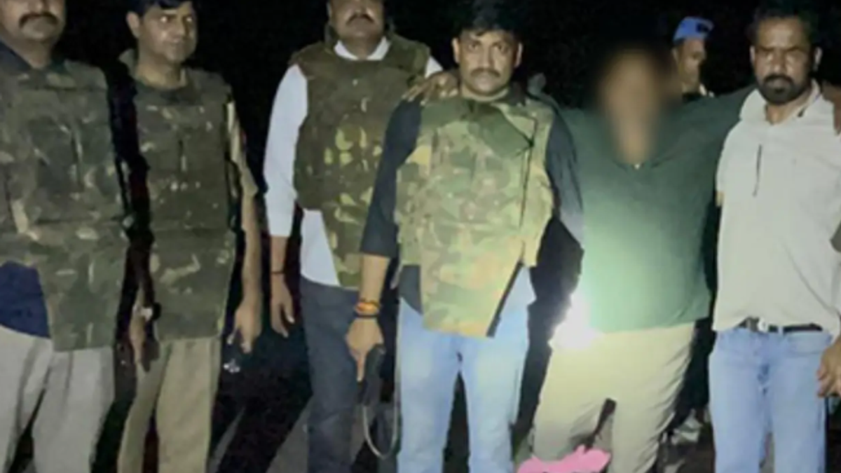 झांसी में पुलिस मुठभेड़ के बाद गिरफ्तार चोरी के आरोपी और मौके पर जांच करती पुलिस टीम का सांकेतिक दृश्य।