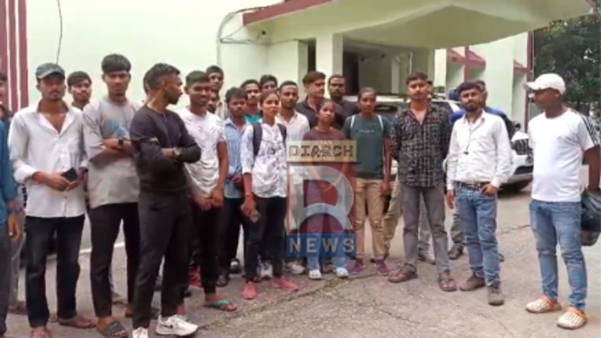 बोकारो में होमगार्ड के 189 रिक्त पदों पर बहाली की मांग को लेकर अभ्यर्थियों के प्रदर्शन का प्रतीकात्मक दृश्य।