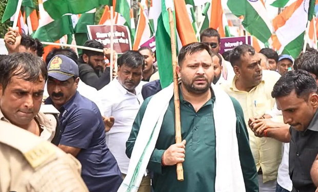 राजभवन मार्च के दौरान RJD नेता तेजस्वी यादव