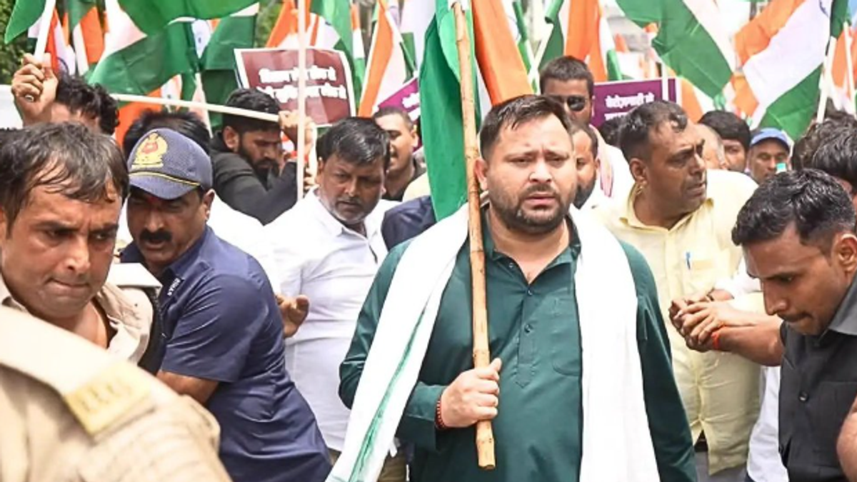 राजभवन मार्च के दौरान RJD नेता तेजस्वी यादव