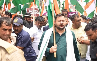 राजभवन मार्च के दौरान RJD नेता तेजस्वी यादव
