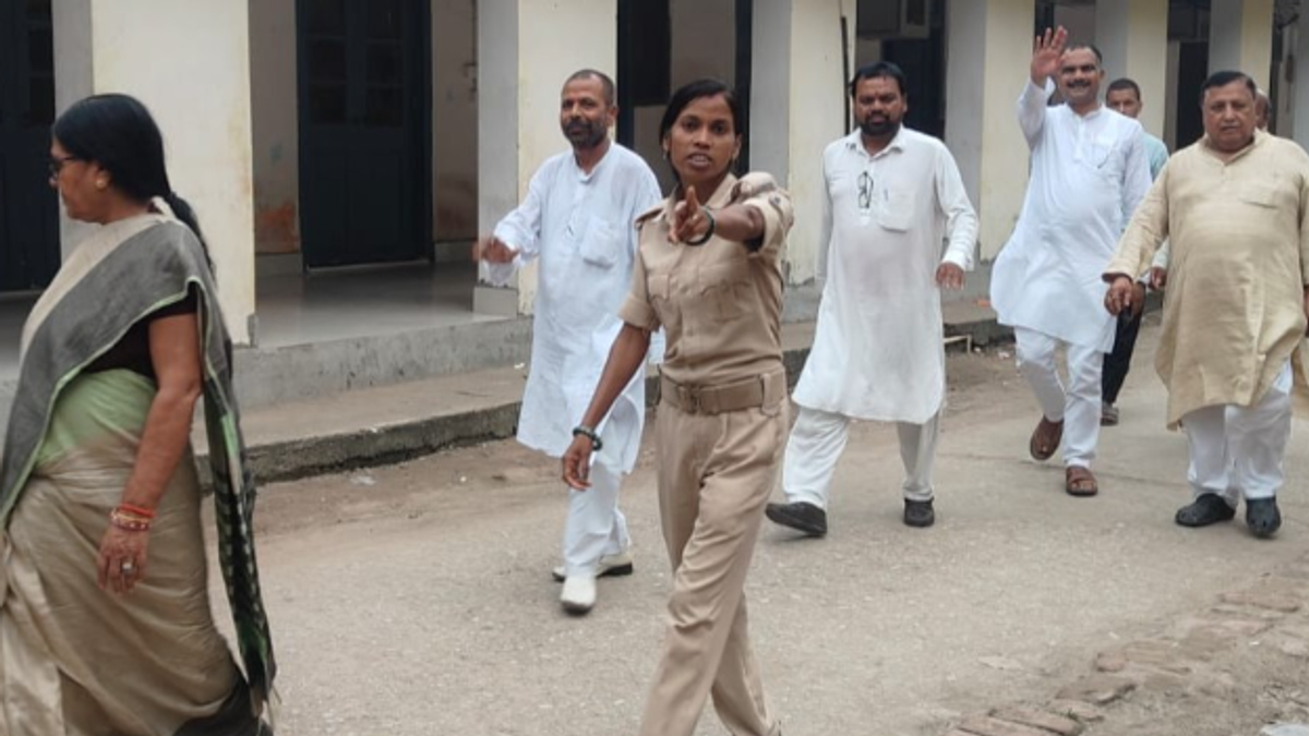 बेगूसराय कोर्ट से सजा सुनाए जाने के बाद पूर्व मंत्री मंजू वर्मा और उनके पति चंद्रशेखर वर्मा।
