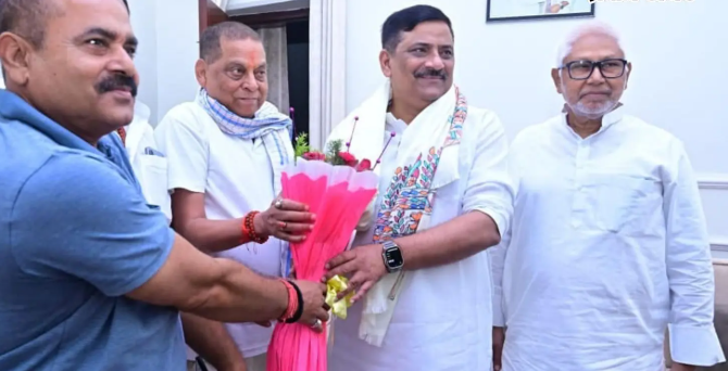 पटना एयरपोर्ट पर अनंत सिंह पर जदयू की कार्रवाई को लेकर बयान देते संजय झा