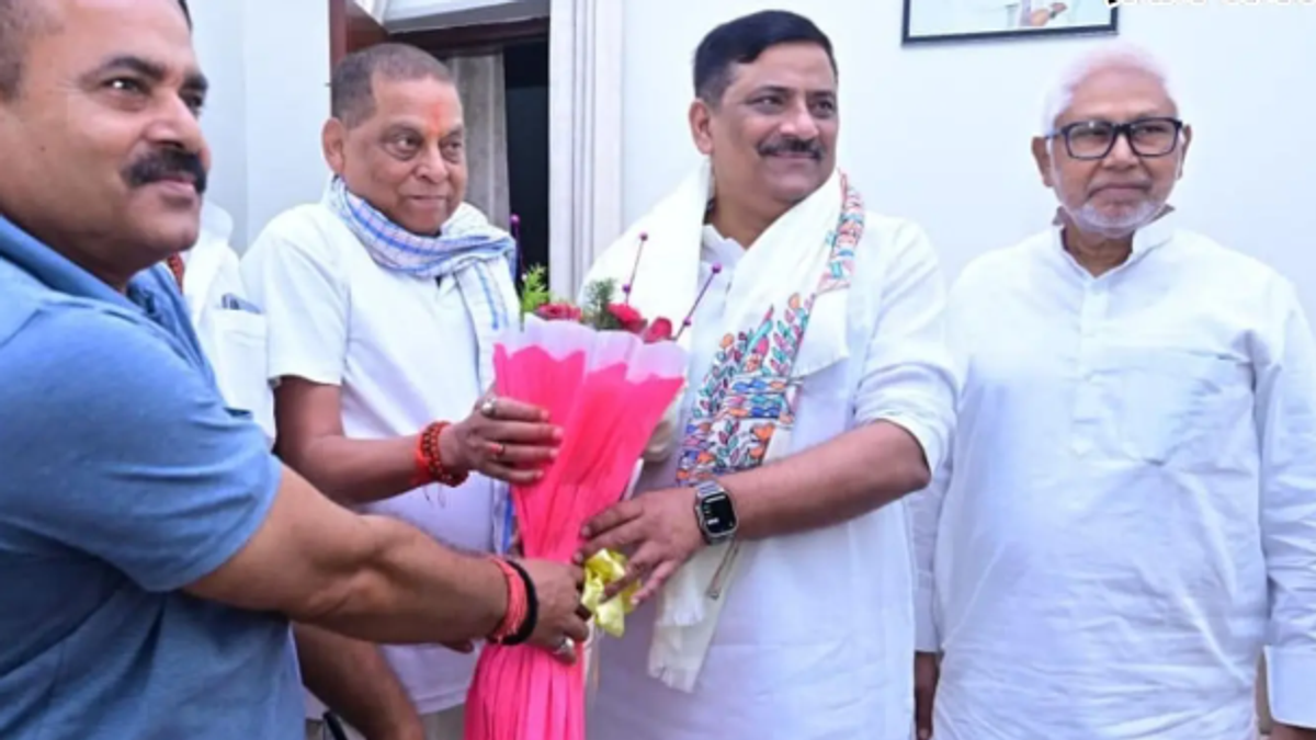 पटना एयरपोर्ट पर अनंत सिंह पर जदयू की कार्रवाई को लेकर बयान देते संजय झा