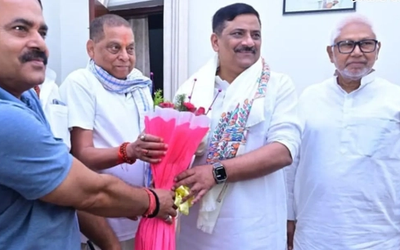 पटना एयरपोर्ट पर अनंत सिंह पर जदयू की कार्रवाई को लेकर बयान देते संजय झा