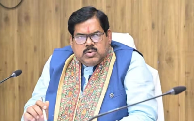 पटना में TRE-4 शिक्षक भर्ती की समीक्षा बैठक करते शिक्षा मंत्री मिथिलेश तिवारी और शिक्षा विभाग के अधिकारी।